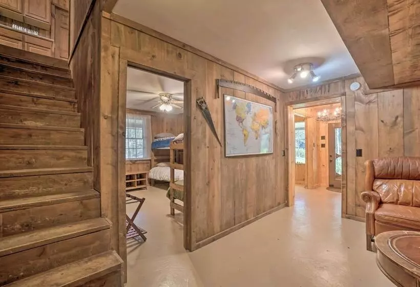 Seed Lake Home On 14 Acres W/ Boat Dock + Kayaks!