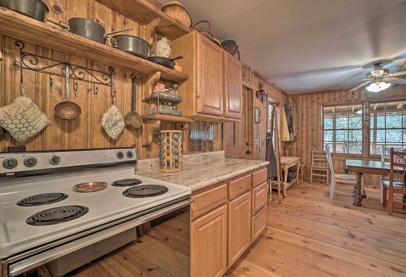 Seed Lake Home On 14 Acres W/ Boat Dock + Kayaks!