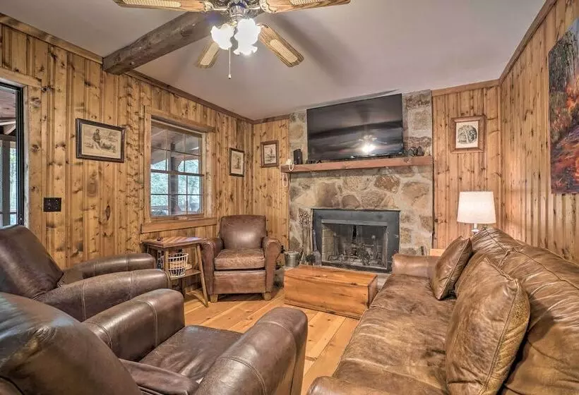 Seed Lake Home On 14 Acres W/ Boat Dock + Kayaks!