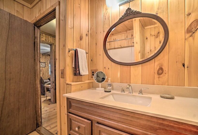 Seed Lake Home On 14 Acres W/ Boat Dock + Kayaks!