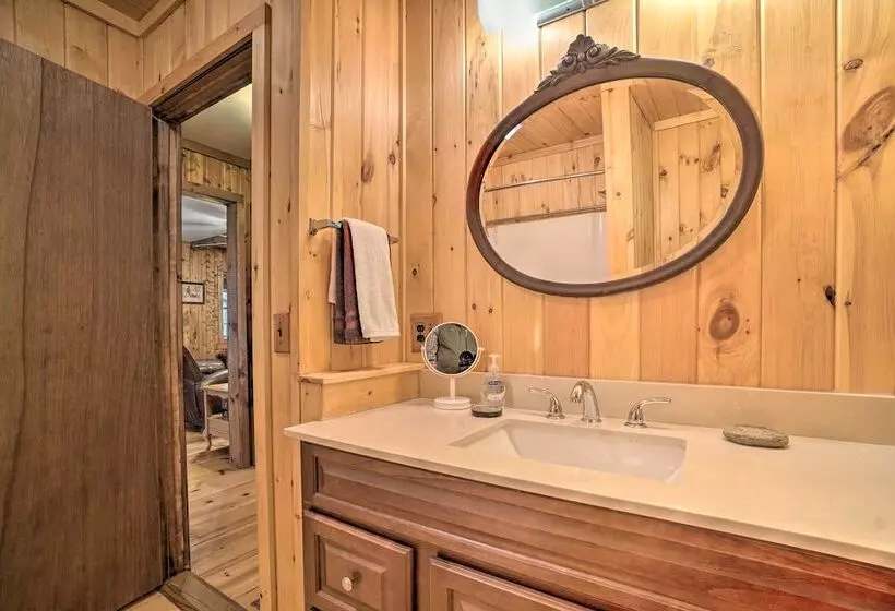 Seed Lake Home On 14 Acres W/ Boat Dock + Kayaks!