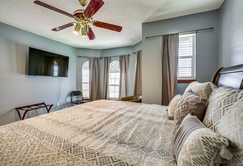 Spacious New Orleans Retreat W/ Wet Bar + Yard!