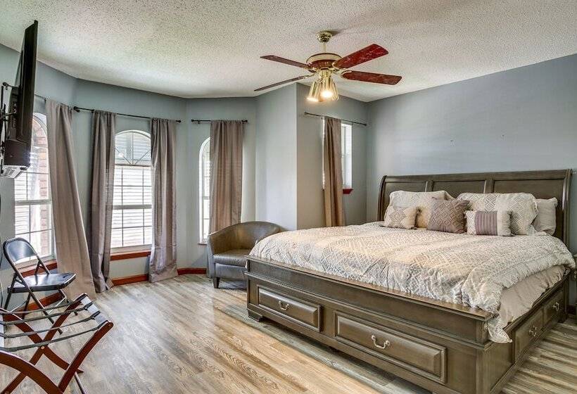 Spacious New Orleans Retreat W/ Wet Bar + Yard!