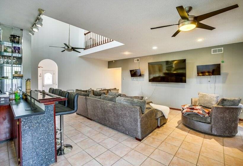 Spacious New Orleans Retreat W/ Wet Bar + Yard!