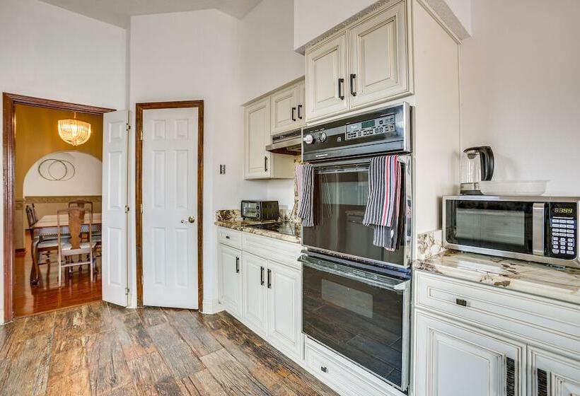 Spacious New Orleans Retreat W/ Wet Bar + Yard!