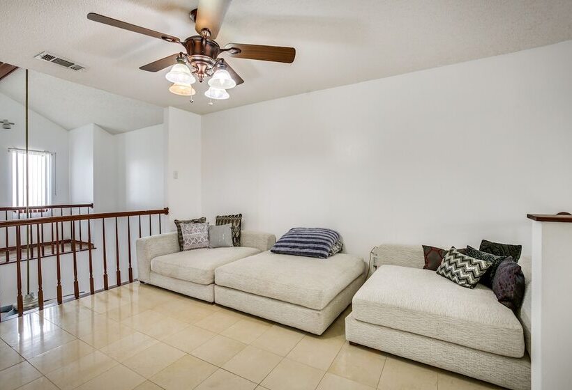 Spacious New Orleans Retreat W/ Wet Bar + Yard!