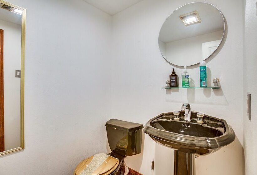 Spacious New Orleans Retreat W/ Wet Bar + Yard!