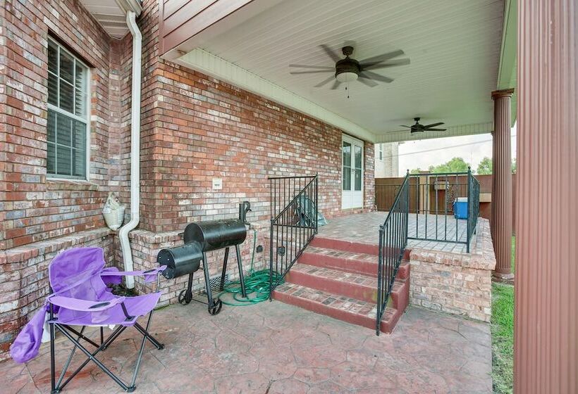 Spacious New Orleans Retreat W/ Wet Bar + Yard!