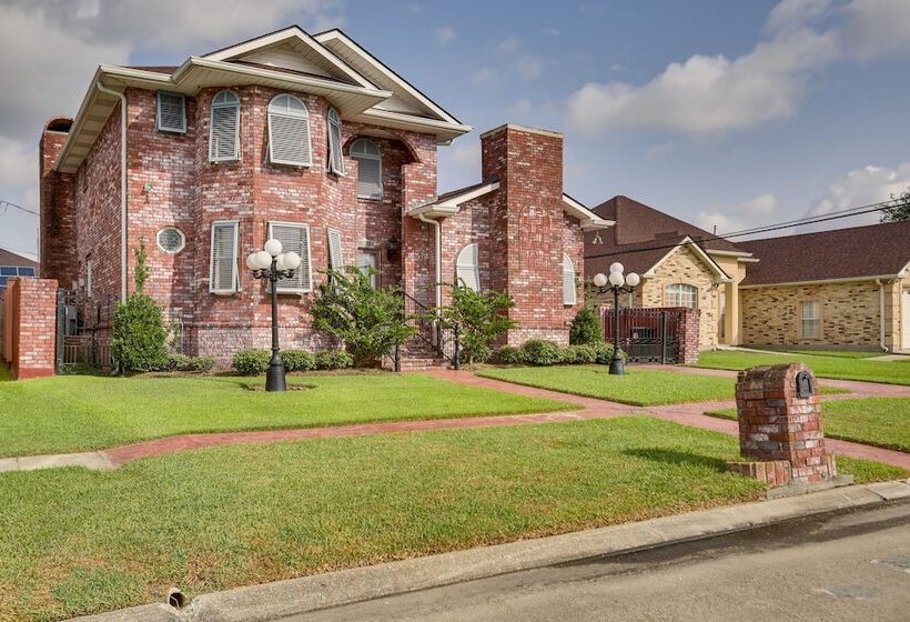 Spacious New Orleans Retreat W/ Wet Bar + Yard!