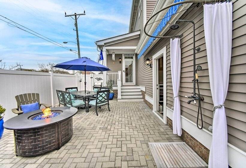 Spacious Norfolk Home W/ Private Hot Tub!