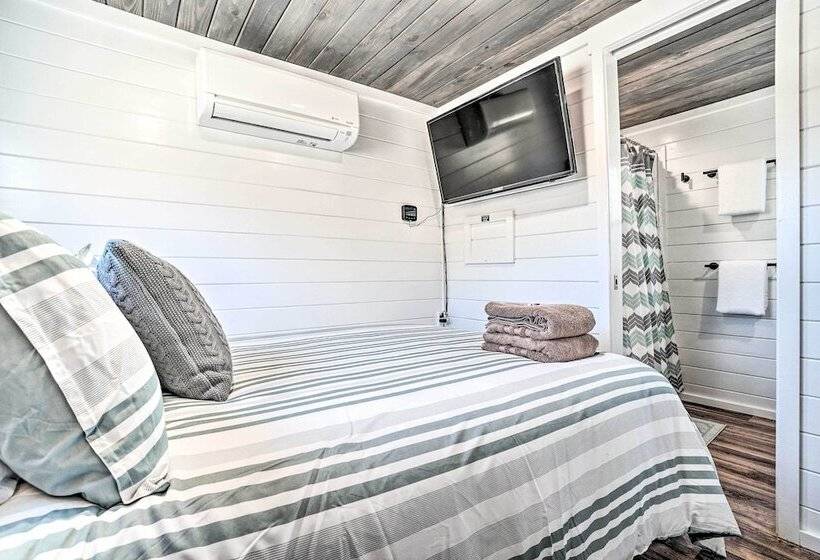 Splendid Tiny Home With Fire Pit ~ 2 Mi To Lake!