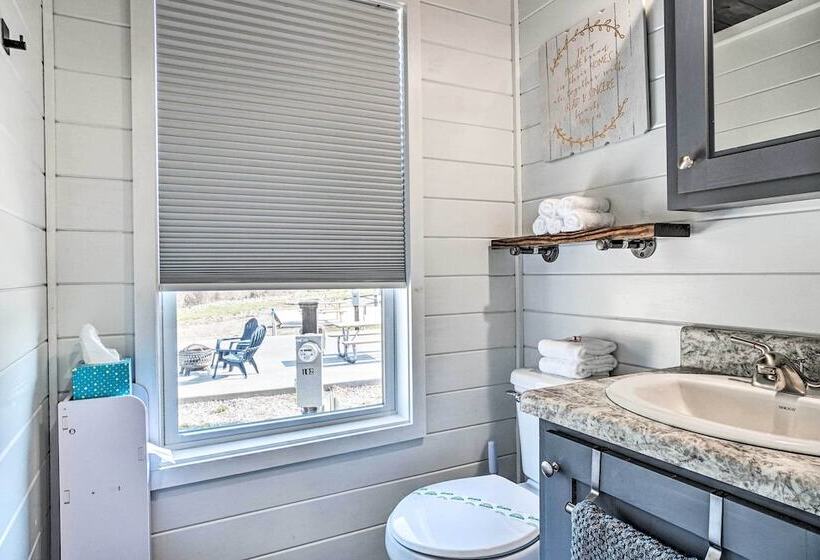 Splendid Tiny Home With Fire Pit ~ 2 Mi To Lake!