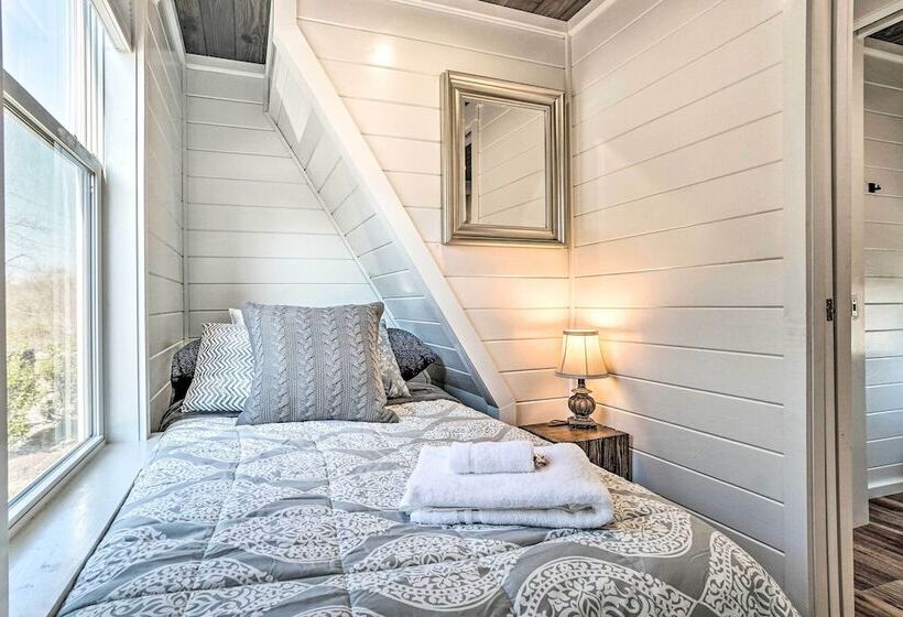 Splendid Tiny Home With Fire Pit ~ 2 Mi To Lake!