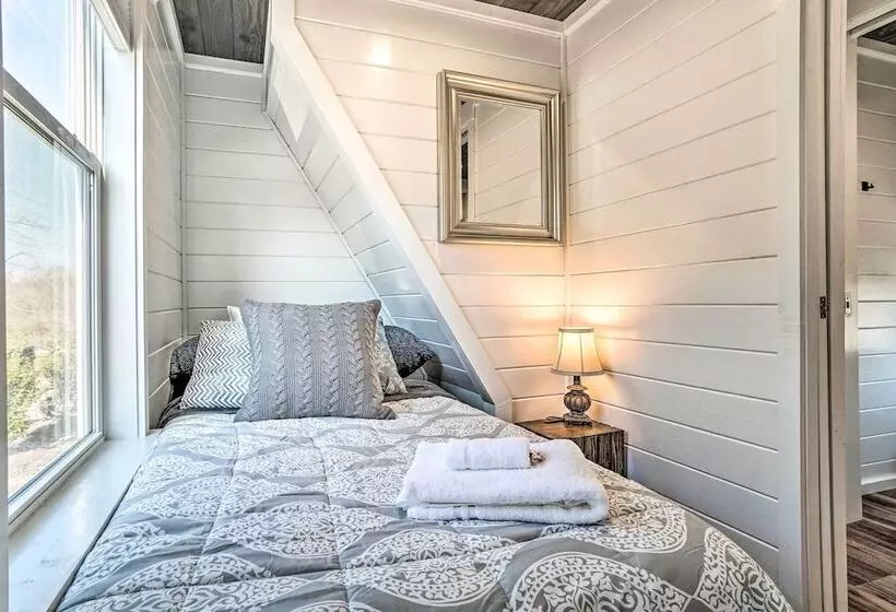 Splendid Tiny Home With Fire Pit ~ 2 Mi To Lake!