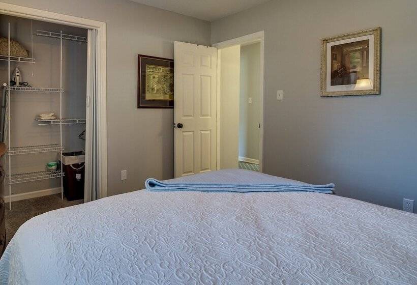 Sunny Savannah Home W/ Hot Tub ~ 10 Mi To Downtown