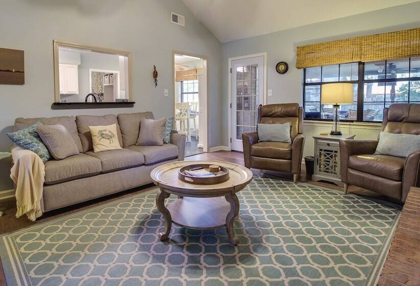 Sunny Savannah Home W/ Hot Tub ~ 10 Mi To Downtown