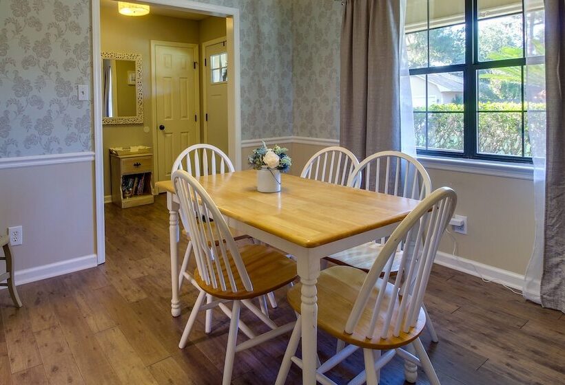 Sunny Savannah Home W/ Hot Tub ~ 10 Mi To Downtown