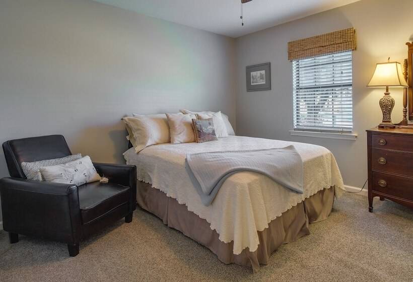 Sunny Savannah Home W/ Hot Tub ~ 10 Mi To Downtown