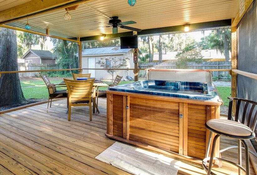 Sunny Savannah Home W/ Hot Tub ~ 10 Mi To Downtown