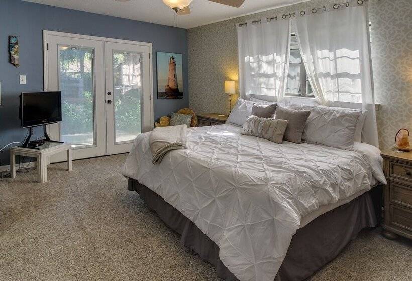 Sunny Savannah Home W/ Hot Tub ~ 10 Mi To Downtown