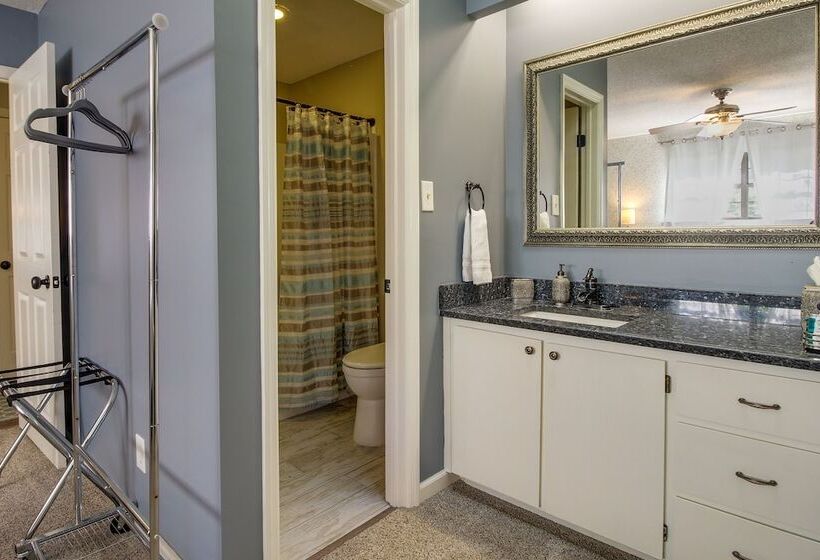 Sunny Savannah Home W/ Hot Tub ~ 10 Mi To Downtown