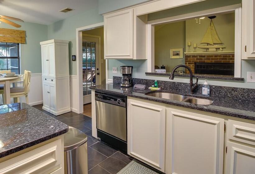 Sunny Savannah Home W/ Hot Tub ~ 10 Mi To Downtown