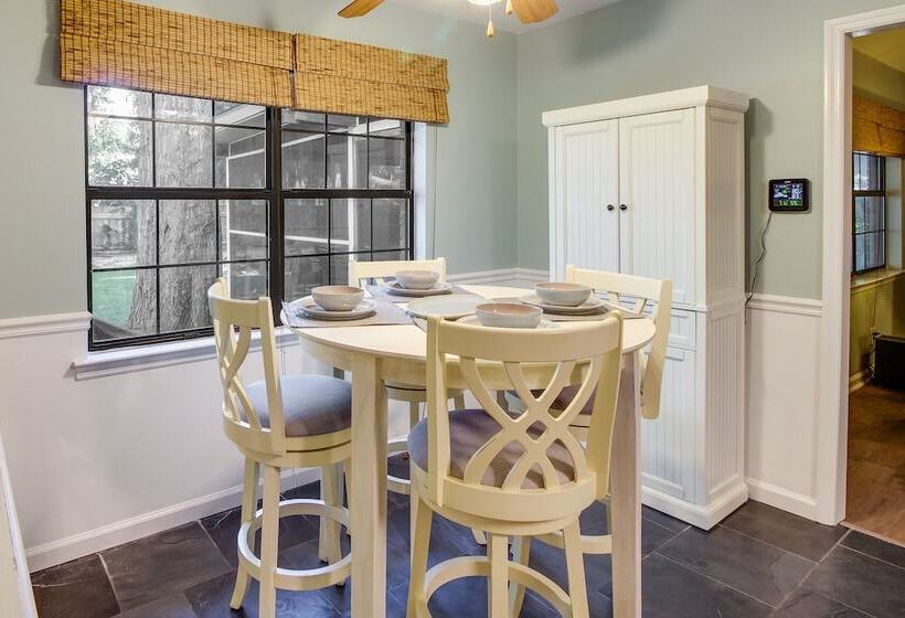 Sunny Savannah Home W/ Hot Tub ~ 10 Mi To Downtown