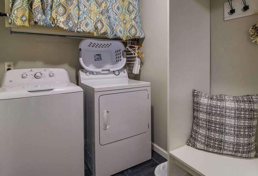 Sunny Savannah Home W/ Hot Tub ~ 10 Mi To Downtown