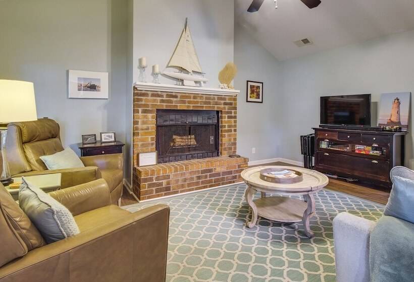 Sunny Savannah Home W/ Hot Tub ~ 10 Mi To Downtown