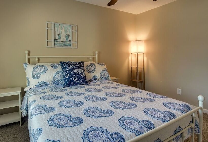 Sunny Savannah Home W/ Hot Tub ~ 10 Mi To Downtown