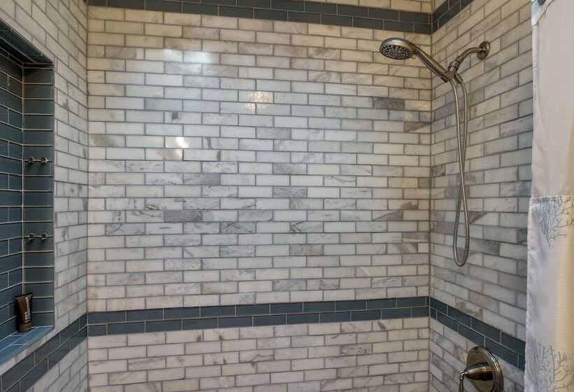 Sunny Savannah Home W/ Hot Tub ~ 10 Mi To Downtown