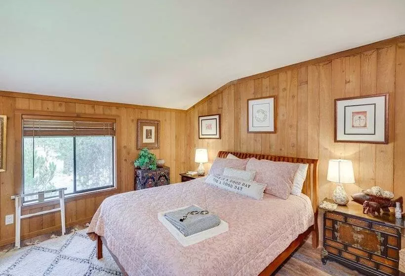 Sunriver Resort Home: Near Skiing, Town & Trails