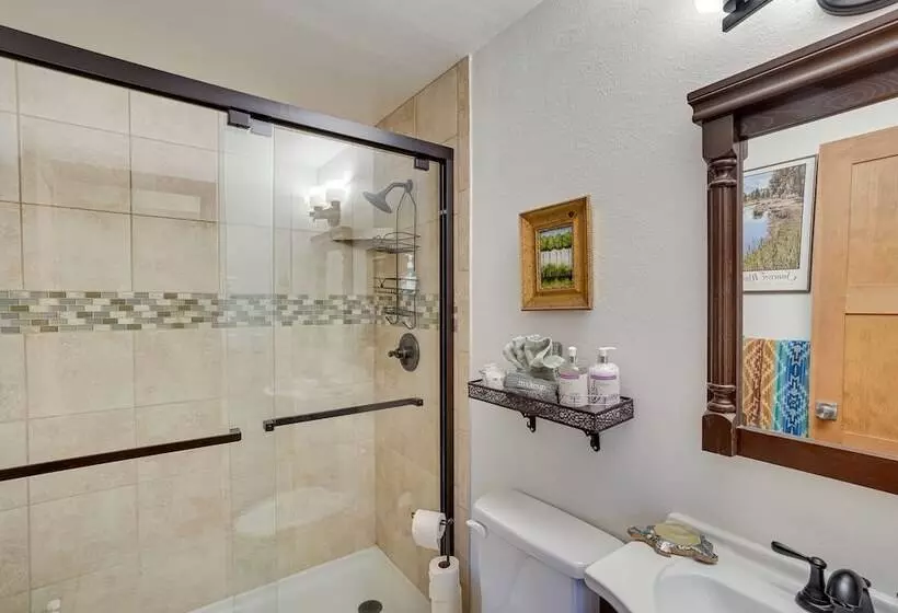 Sunriver Resort Home: Near Skiing, Town & Trails