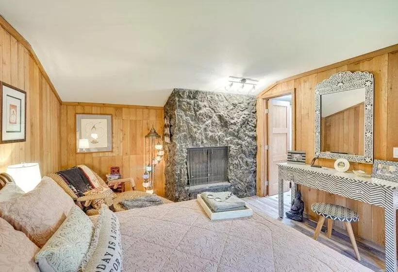 Sunriver Resort Home: Near Skiing, Town & Trails