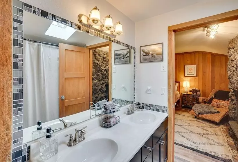 Sunriver Resort Home: Near Skiing, Town & Trails