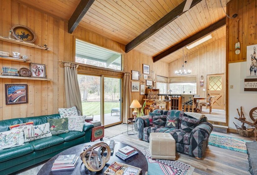 Sunriver Resort Home: Near Skiing, Town & Trails