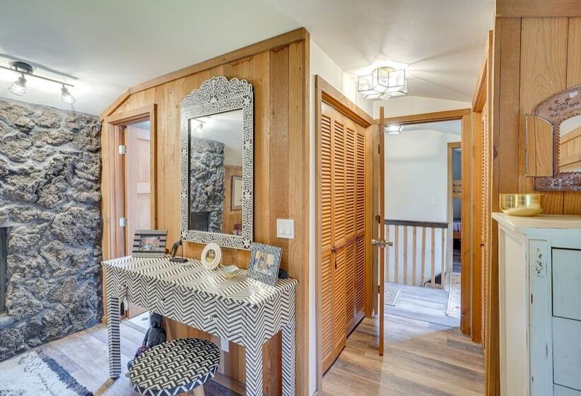 Sunriver Resort Home: Near Skiing, Town & Trails