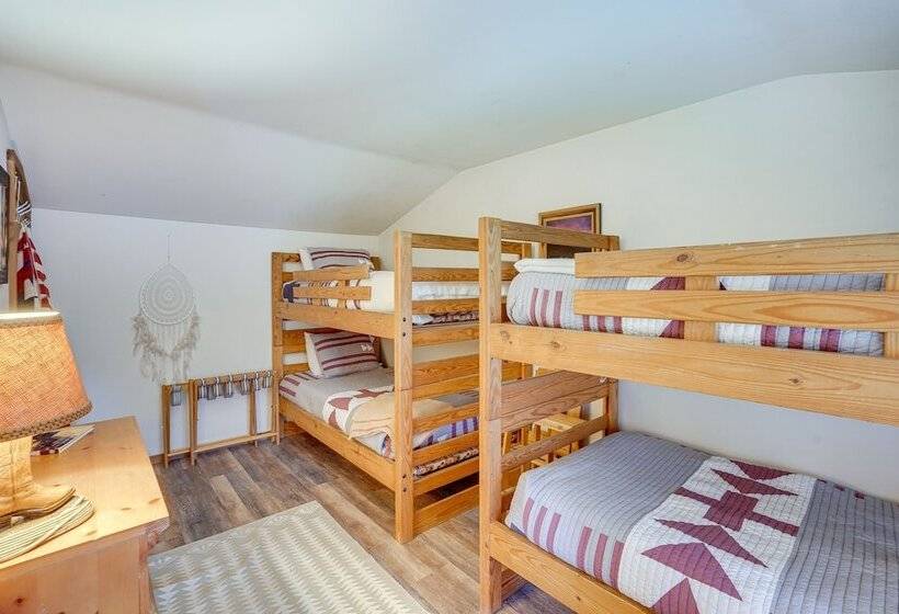 Sunriver Resort Home: Near Skiing, Town & Trails