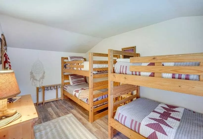 Sunriver Resort Home: Near Skiing, Town & Trails