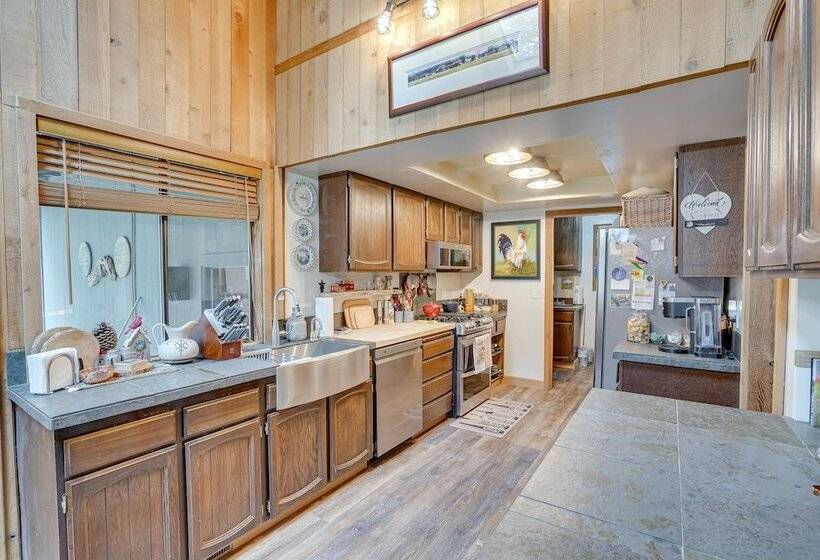 Sunriver Resort Home: Near Skiing, Town & Trails