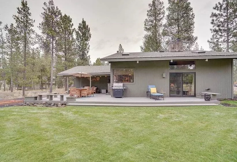 Sunriver Resort Home: Near Skiing, Town & Trails