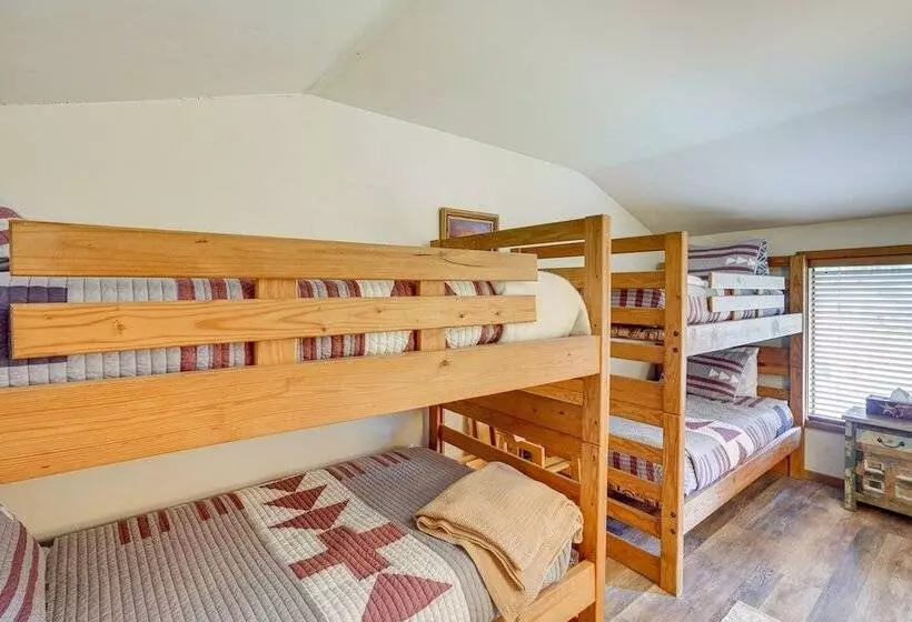 Sunriver Resort Home: Near Skiing, Town & Trails