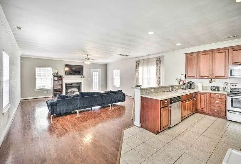 The Lucas:  Cheery House W/ Fenced Backyard!