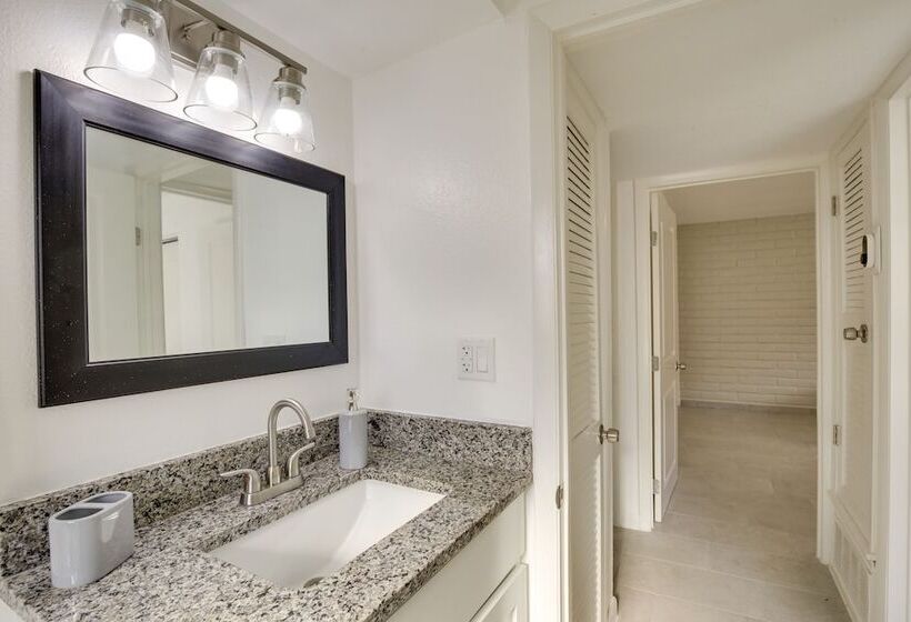 Updated El Paso Home   14 Mi To Downtown!