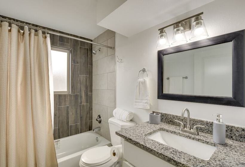 Updated El Paso Home   14 Mi To Downtown!