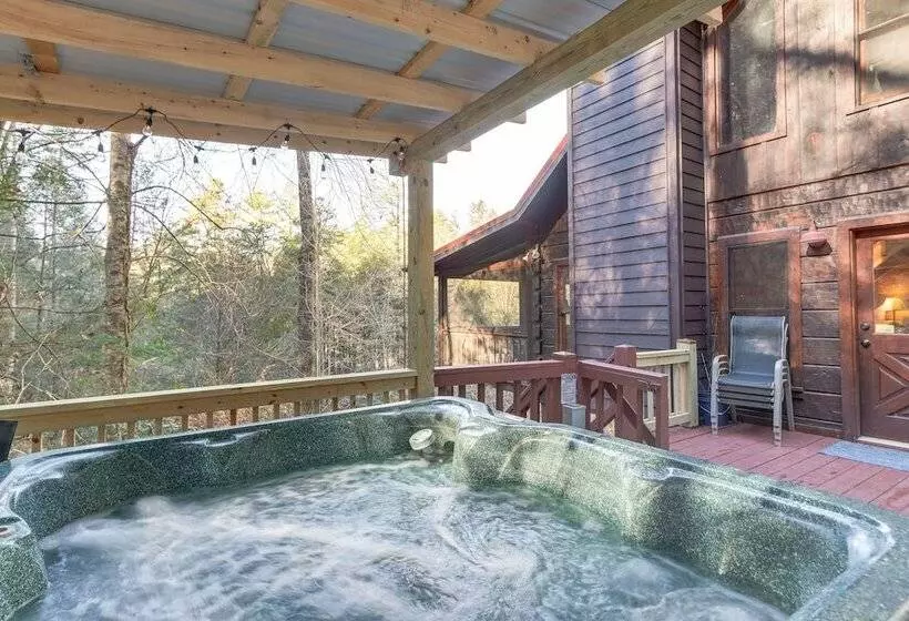Waterfront Cabin W/ Beautiful River View & Hot Tub