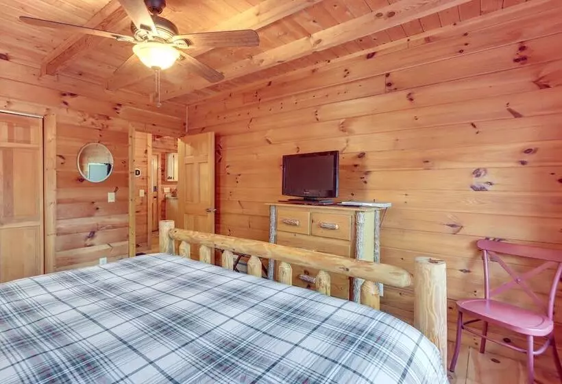 Waterfront Cabin W/ Beautiful River View & Hot Tub