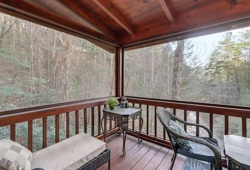 Waterfront Cabin W/ Beautiful River View & Hot Tub