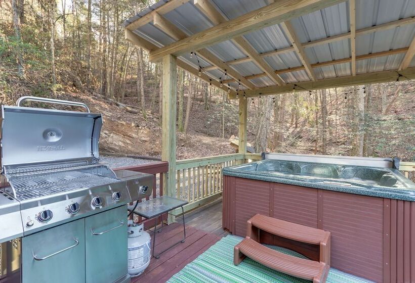 Waterfront Cabin W/ Beautiful River View & Hot Tub