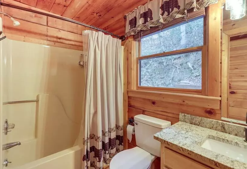 Waterfront Cabin W/ Beautiful River View & Hot Tub